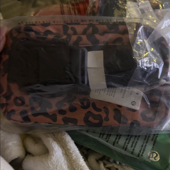 lululemon athletica NWT Leopard Print Belt Bag 1L - Picture 8 of 8